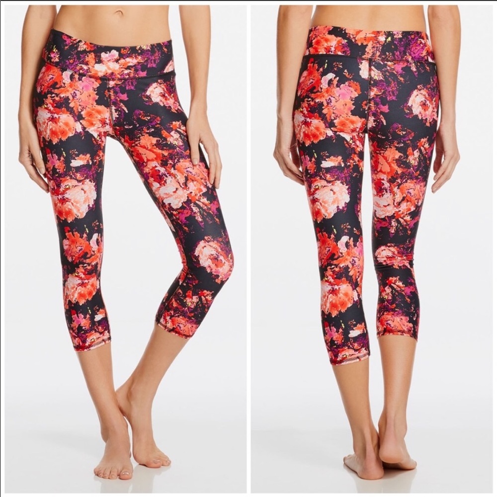 Fabletics Mid-Rise Printed Powerhold Capri pants